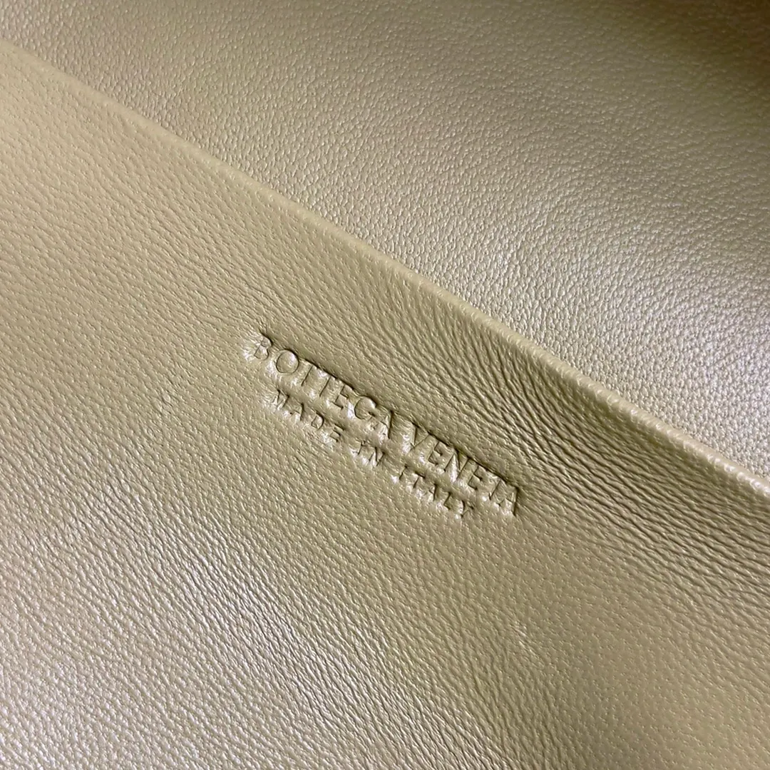Batch 1360 Bottega Veneta 24 spring and summer woven zipper crossbody bag. A crossbody bag that can be used as a cosmetic bag. The exquisite weaving and compact body are an indispensable accessory for the upcoming summer. The double zipper also better protects the bag. It has a large capacity. If you like it, don’t miss it. Style number: 789109 Size: 22*12.5*5cm